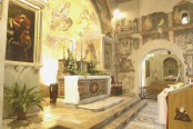 affreschi all'interno della chiesa